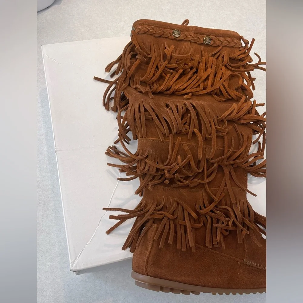 Minnetonka Women's Five-Layer Fringe Boots| Size 9 - Picture 5 of 9